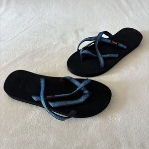 Teva Women's Sandals Olowahu Flip Flops Flower Loom Navy Size 9